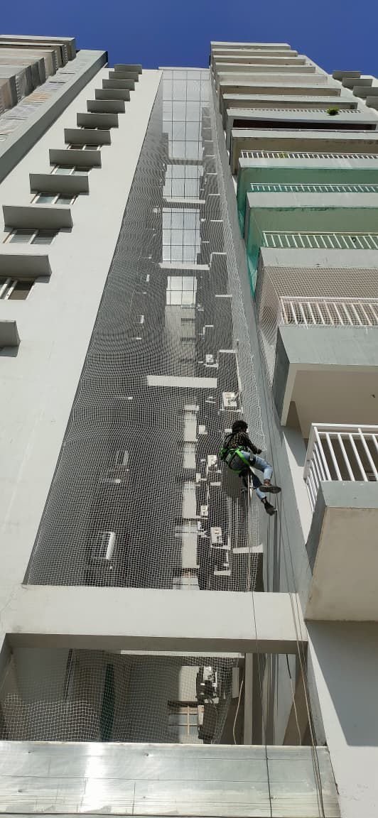 Safety net covering an apartment duct area